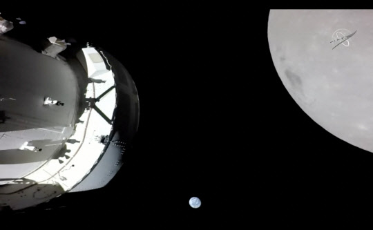 달 탐사 캡슐 오리온이 포착한 지구와 달    NASA 제공